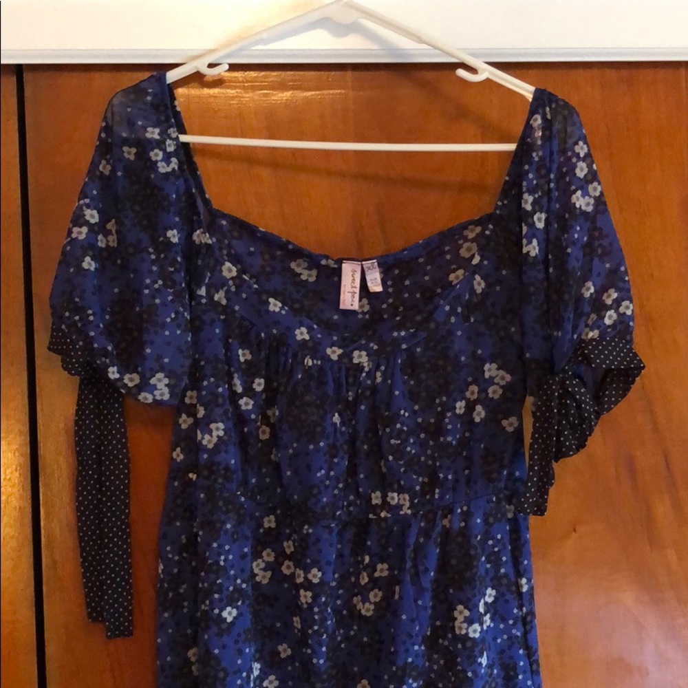 Short-sleeved blouse